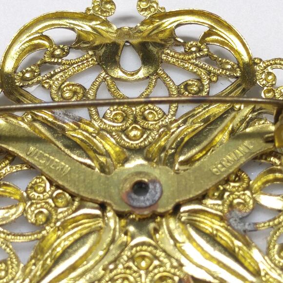 Vintage Western Germany Cameo Lucite Brooch, Filigree Gold Tone, 1960s - Picture 6 of 10